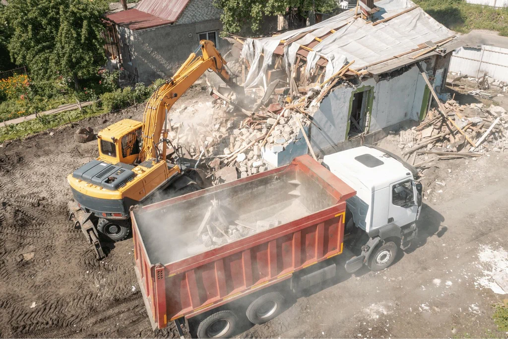 Вывоз мусора после сноса зданий с выездом в Рязани в октябре