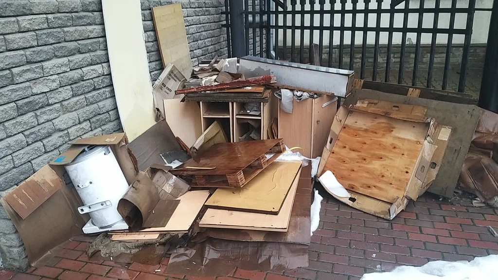 Вывоз старой мебели в Рязани — недорого, с грузчиками, цены от 2464 руб | ПроМусор
