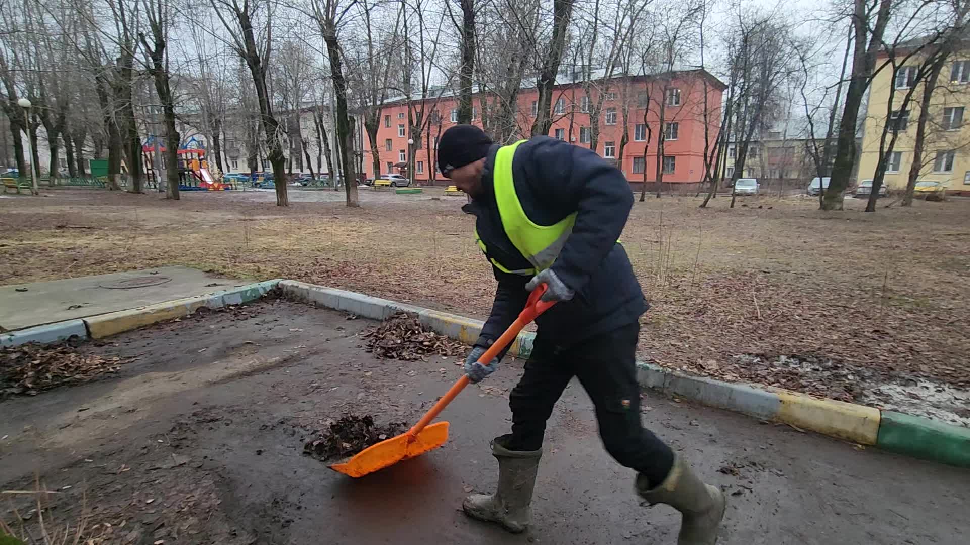 Уборка территорий в Рязани в октябре
